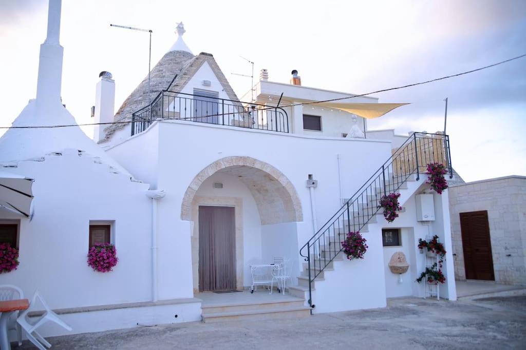 Valle D'Itria Trullo Sovrano Sul Monte Cisternino Bagian luar foto